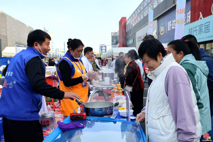 “匠心暖泉城·鲁菜进社区”2026中国鲁菜美食推广季系列活动走进天桥区东亚家居广场