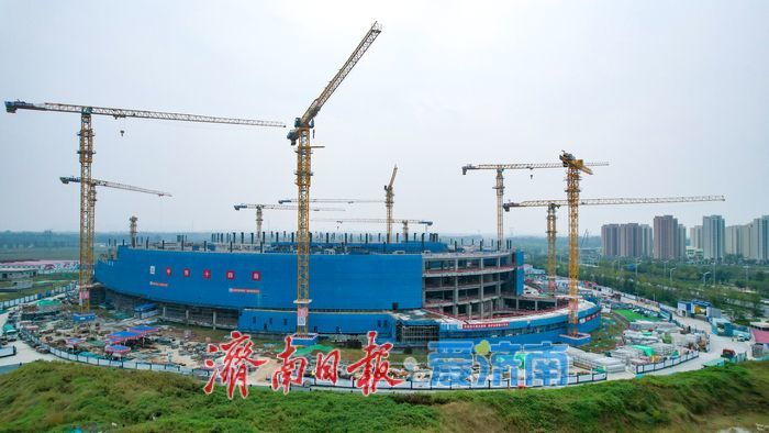 黄河体育中心游泳馆主体封顶 黄河畔体育新地标加速成型