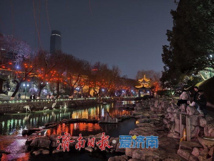 盏盏红灯点亮泉城夜色，护城河畔年味渐浓