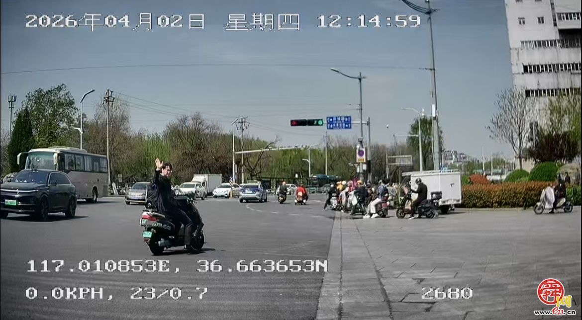 路遇险情伸援手 济南公交司机暖人心 K41路驾驶员莫元宛紧急救助侧翻电瓶车