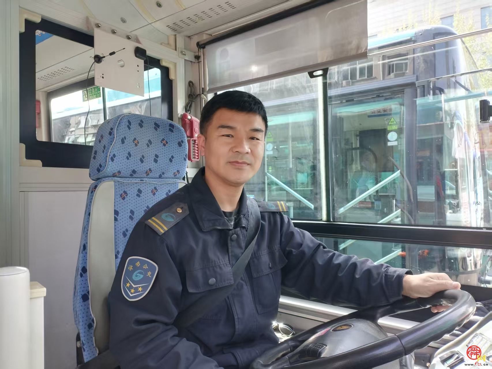 “五一”我在岗：十米车厢里的温暖守护者