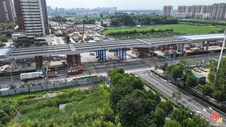 凤凰黄河大桥南延工程四工区首联跨路口连续钢混组合梁正式完工