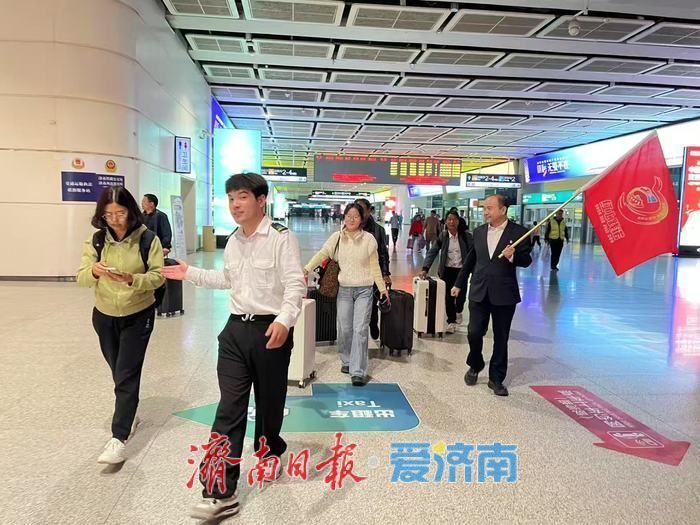 假期收官夜 济南公交护航返程潮