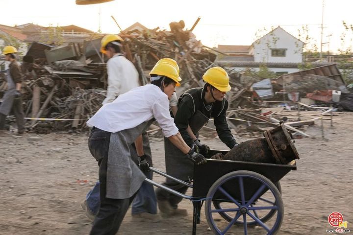 爱奇艺《趁热打铁》在济南章丘录制，开启少年非遗铸剑之路