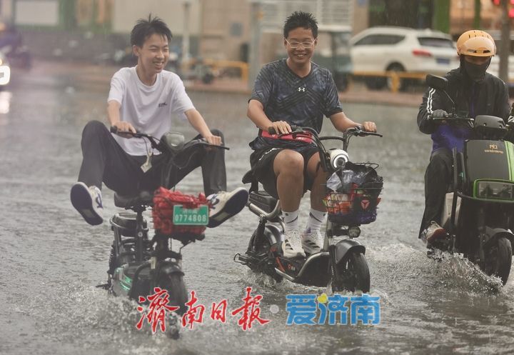济南突降暴雨 高温天气暂时缓解