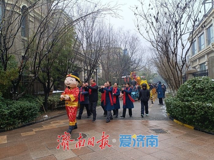 龙腾狮跃闹元宵 社区年味浓情满邻里