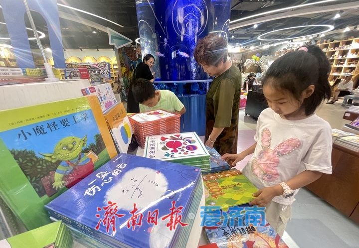 暑热难挡阅读潮 书店变身清凉“充电舱”