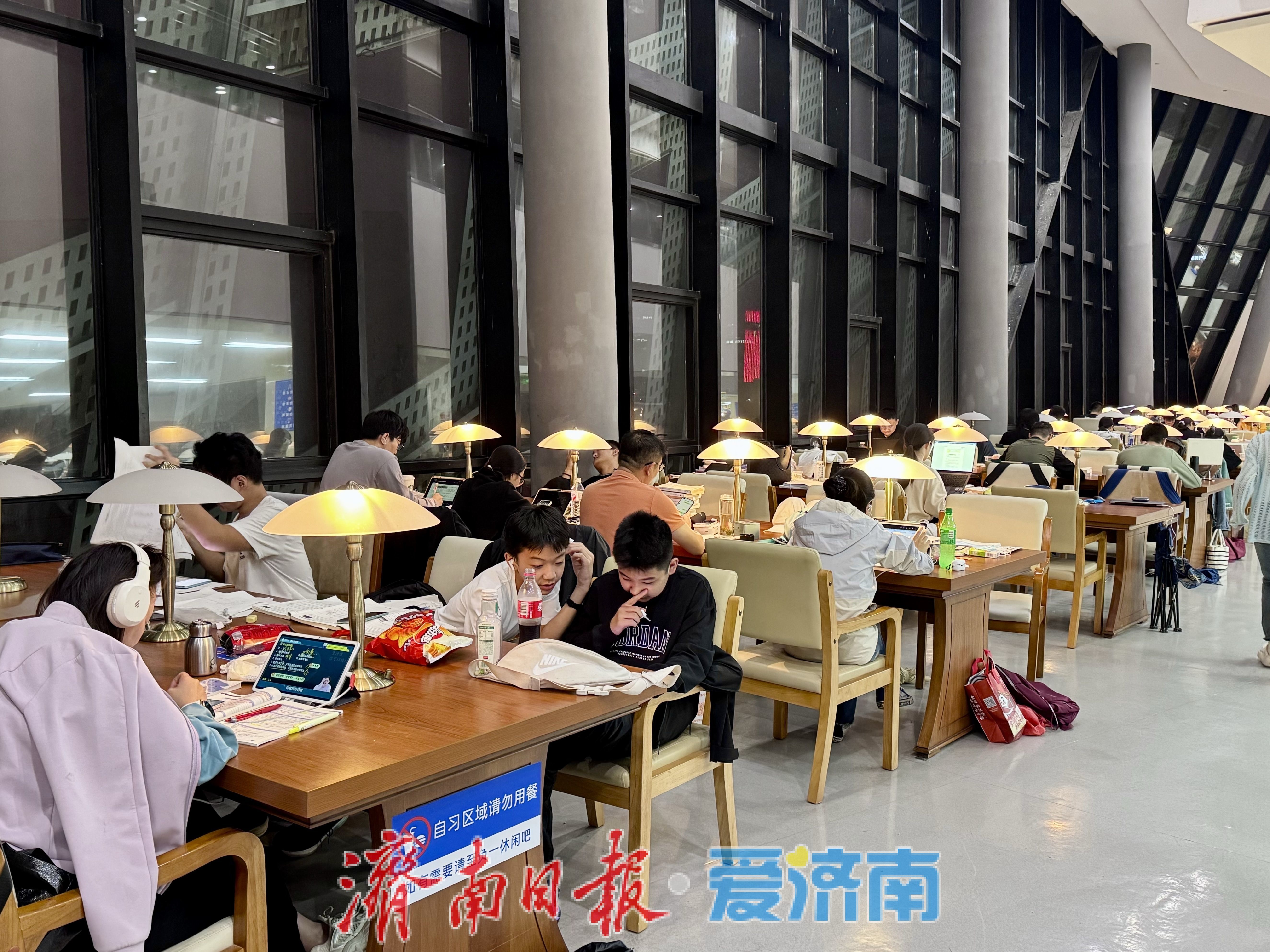 国庆黄金周，泉城“充电”热！假期末尾图书馆夜读空间一座难求