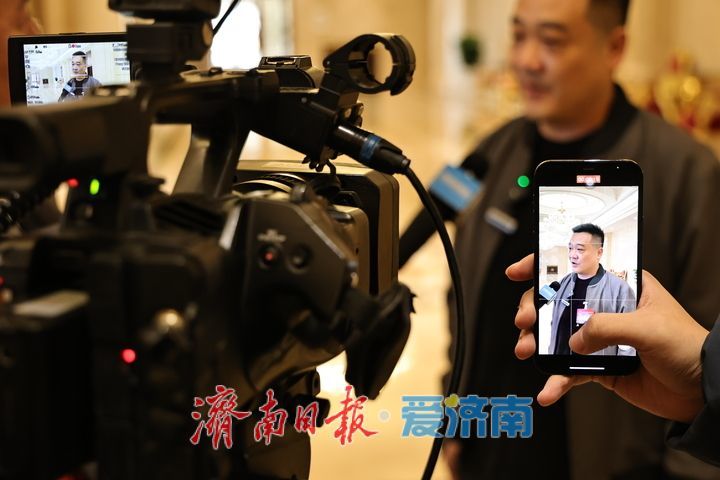 出席市两会的代表委员陆续报到