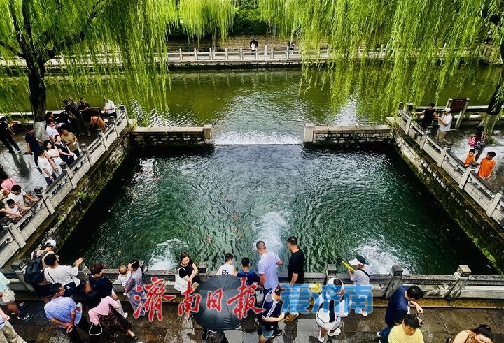黑虎泉水位飙至29.79米创今夏新高，游客雨中尽享“虎啸”胜景
