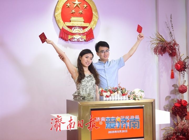 以爱筑家向新而行，集体颁证仪式为“520”增添别样浪漫