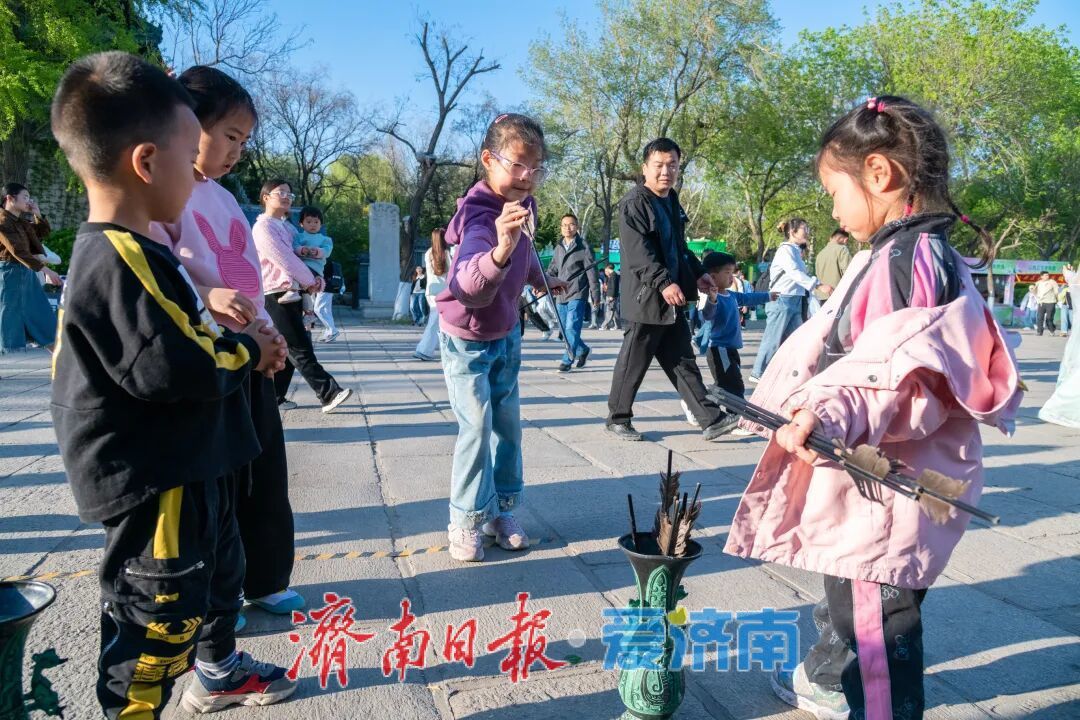天下第一泉风景区清明假期人气爆棚，千年泉韵绽风华