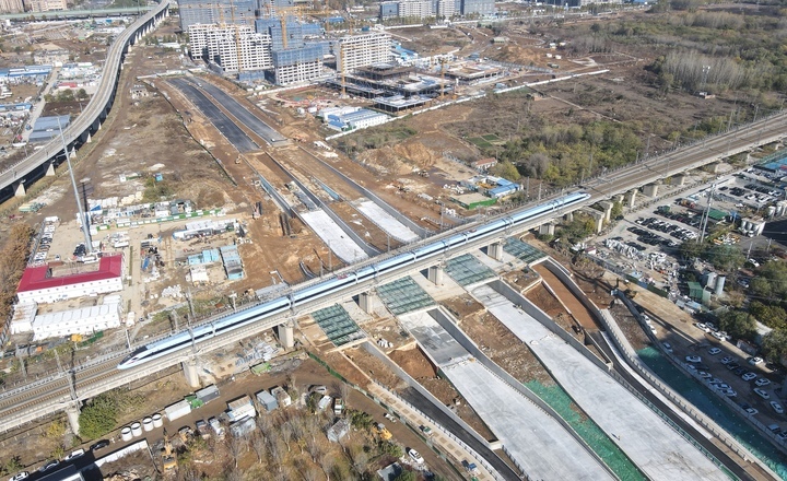 项目强省会｜奥体西路北延下穿铁路桥道路显现雏形