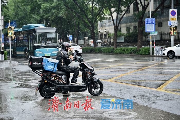 济南强降雨酷热顿消 市民乐享久违清凉