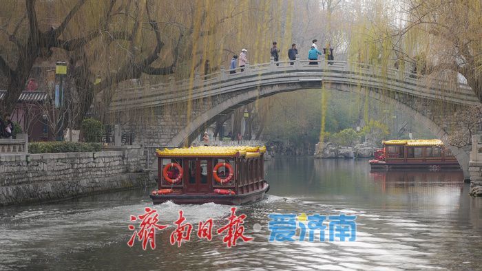 坐画舫游济南，护城河上览春色