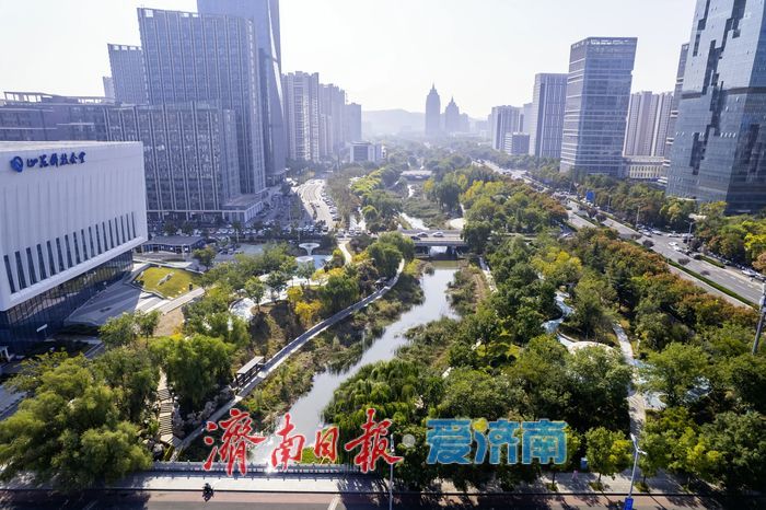 腊山河公园秋色正斑斓，漫步其间赏如画景致