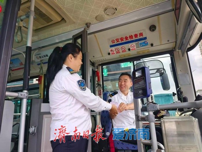 公交夫妻档的七夕浪漫：以方向盘为媒，守一城烟火