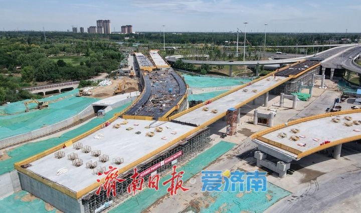 济南黄岗路穿黄隧道黄河北岸连接线新建箱梁与龙湖互通立交“牵手”