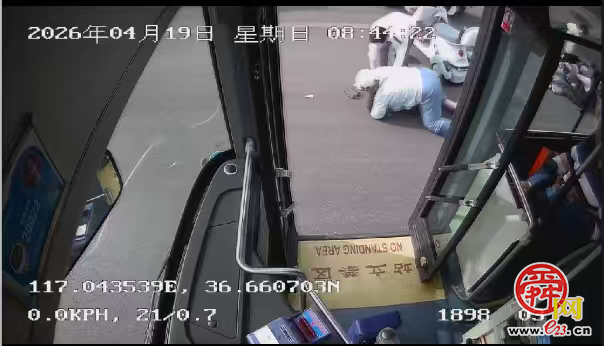两电动车发生碰撞摔倒 济南公交司机伸援手相助