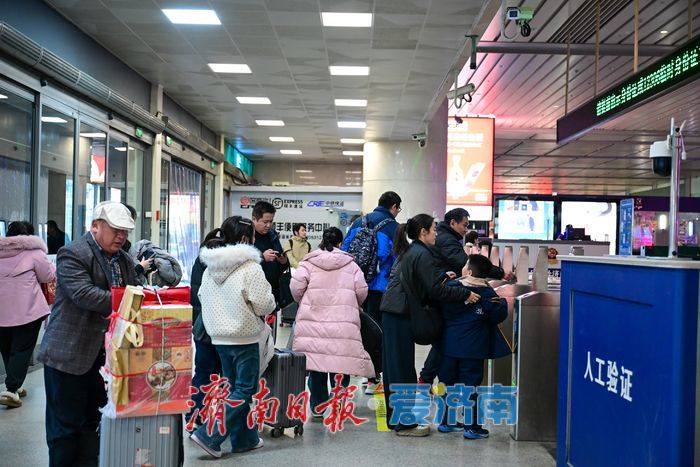 济南西站春运暖意浓 人潮之中有序归家