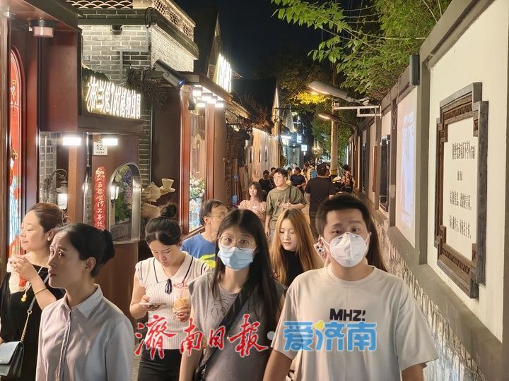 济南西更道街夜色如画，泉韵老街成夜游新地标