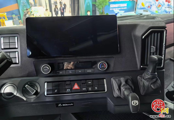 续航与效能双突破 解析汕德卡G7H800度电牵引车