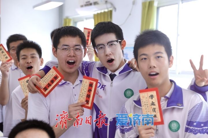 高三最后一课 合影定格青春，誓言决胜高考