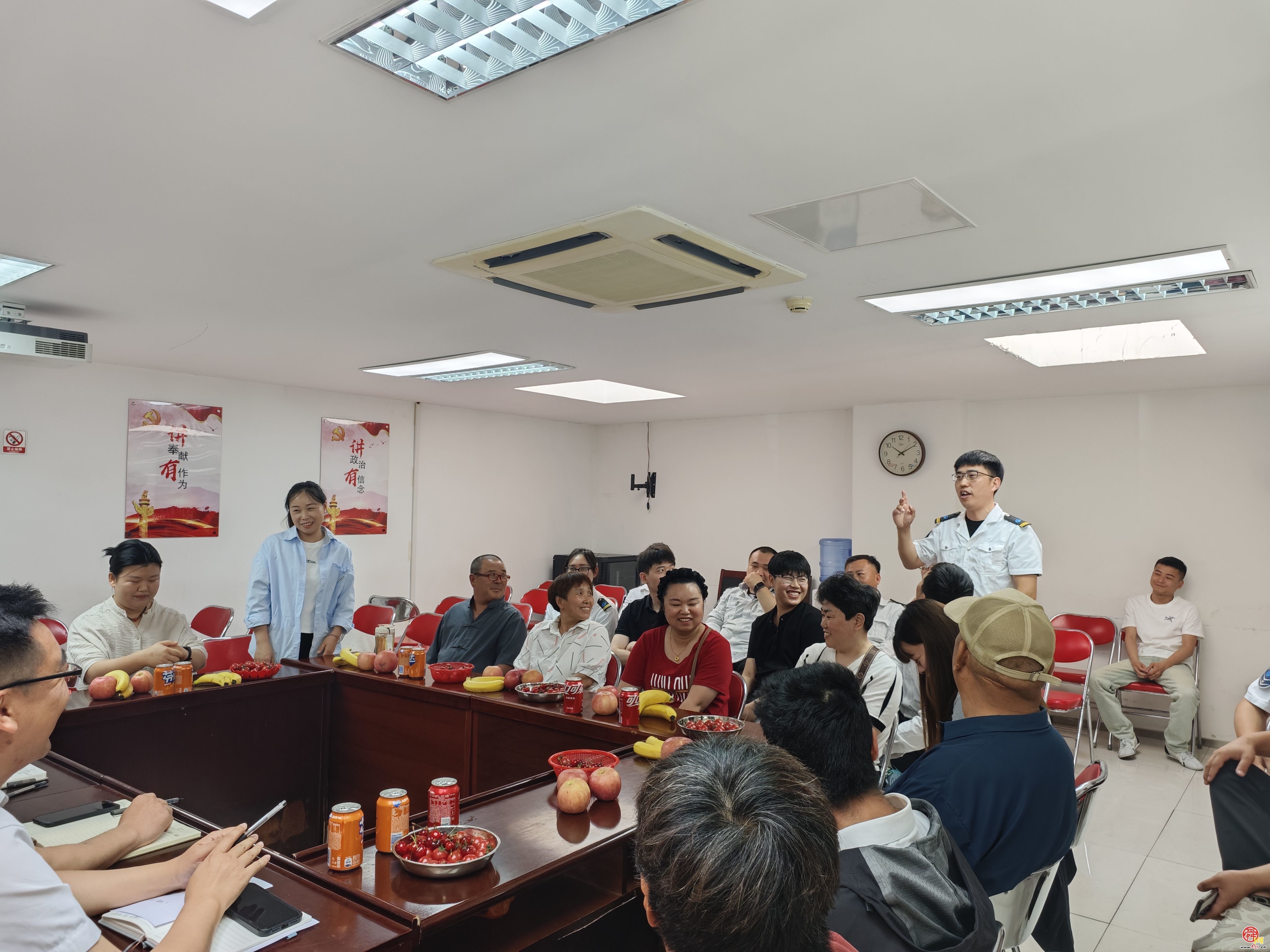 情暖5.20 致敬公交“摆渡人” ——济南西站公交枢纽开展驾驶员关爱日活动​