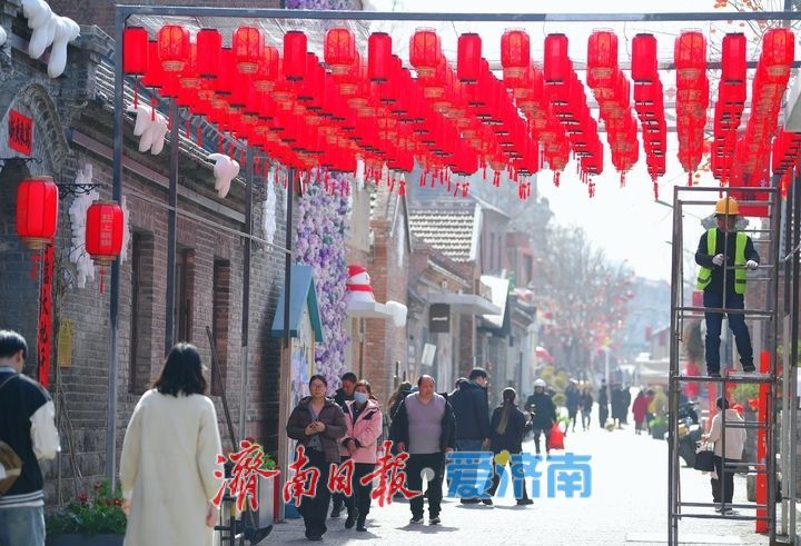 新春走基层丨百年老街换“春装”！济南上新街“福马迎新”，巨型毛绒福字年味拉满