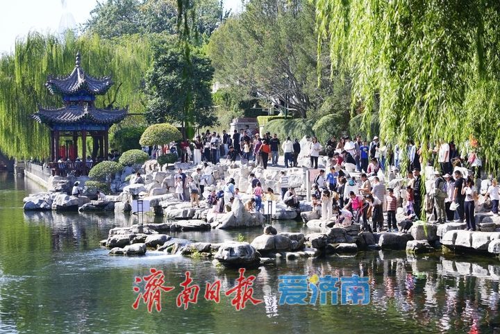 国庆假期第二日，济南护城河畔游人如织