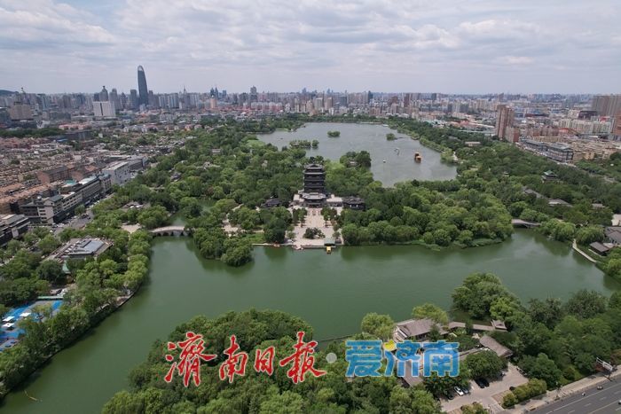 一年四季 泉在济南丨盛夏大明湖宛若仙境，蓝天白云映衬生态画卷