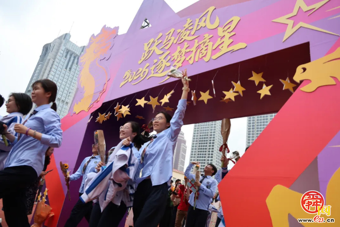 比了个耶，我们就毕业啦！