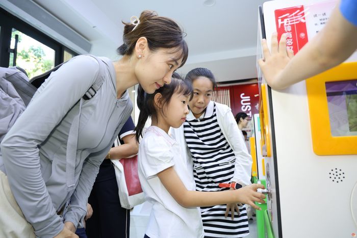 济南市委网信办开展2024年济南市全民 数字素养与技能提升月进社区活动