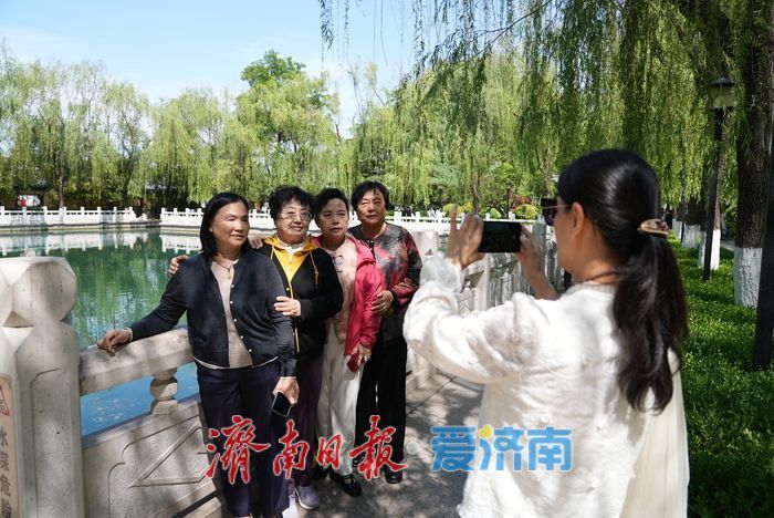 一年四季 泉在济南丨珍珠泉畔绿意盎然，游客争睹“泉涌珍珠”盛景