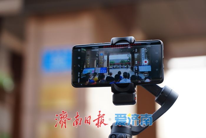 你走出考场的样子，是父母镜头里最珍贵的风景