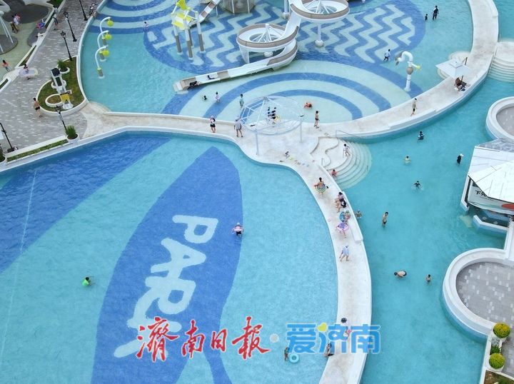 泉城公园“逐浪水世界”开门纳客
