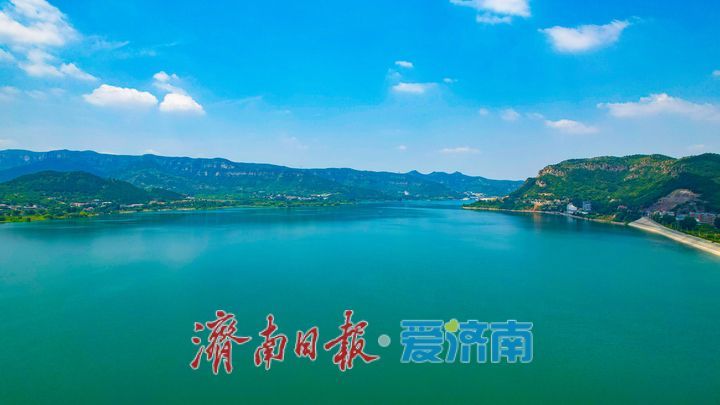 蓝天白云映碧水 卧虎山水库铺展夏日生态画卷