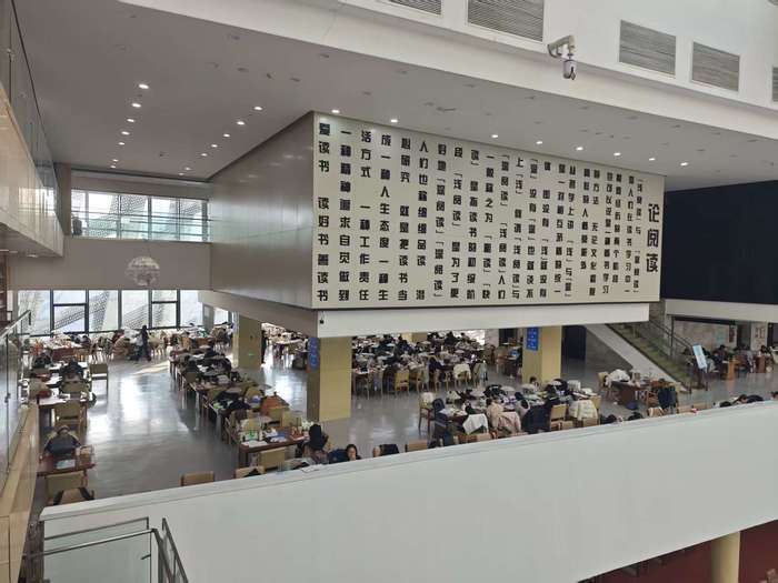 各大考试临近，图书馆“座无虚席”，付费自习室成热门选项，考生直言“花钱买效率”