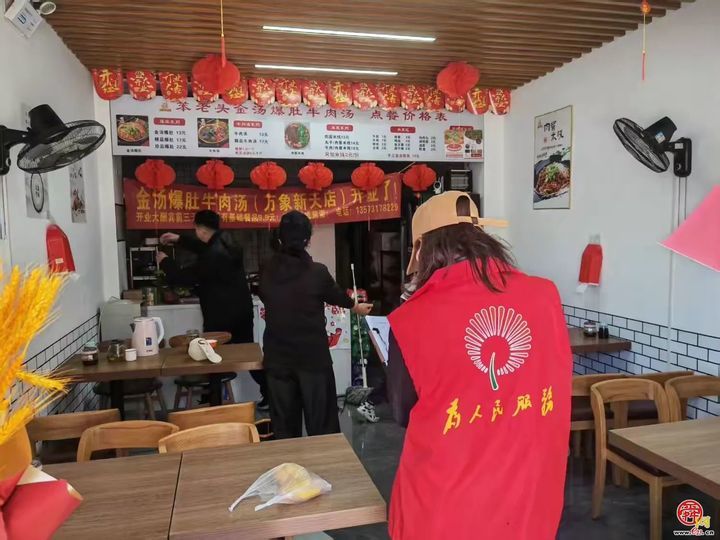 王舍人街道万象东方社区筹备组：落实门前五包，助力城市增色