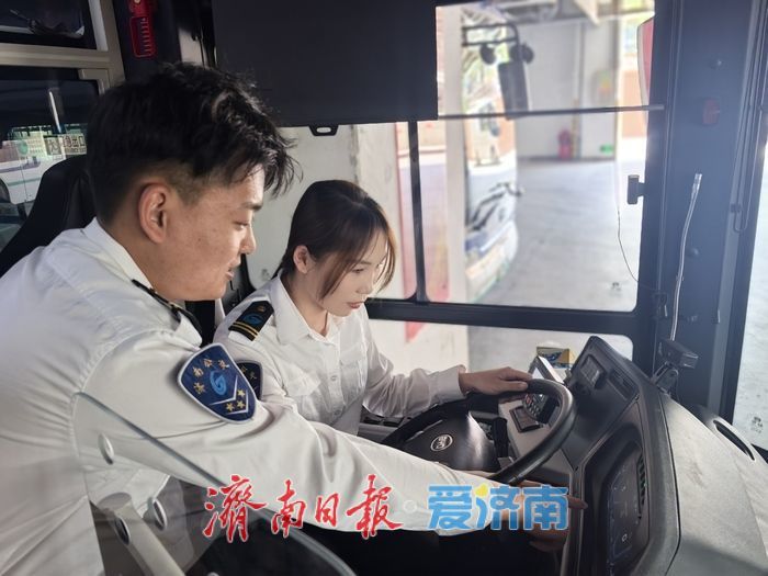 方向盘上的坚守 00后公交夫妻档的别样“蜜月”