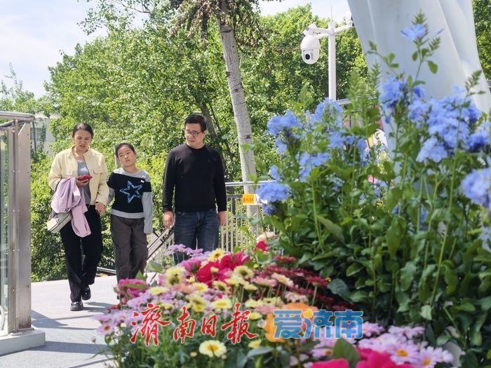 “五一” 游园更安心，济南百花公园过街天桥便民畅行