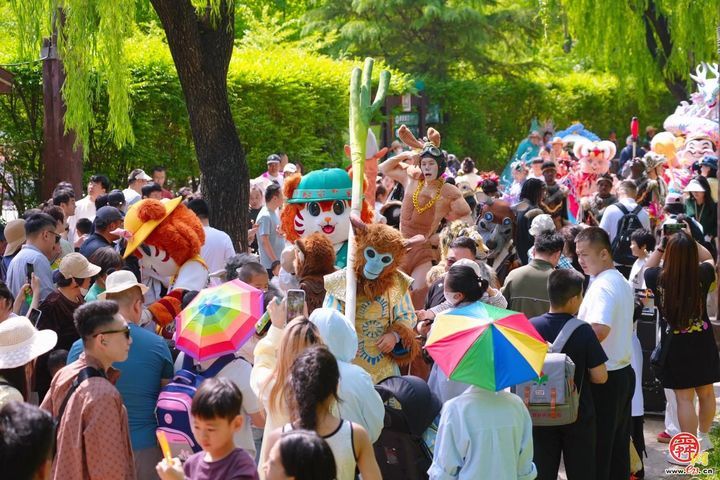 马戏嘉年华燃爆全场，济南野生动物世界首日客流高峰