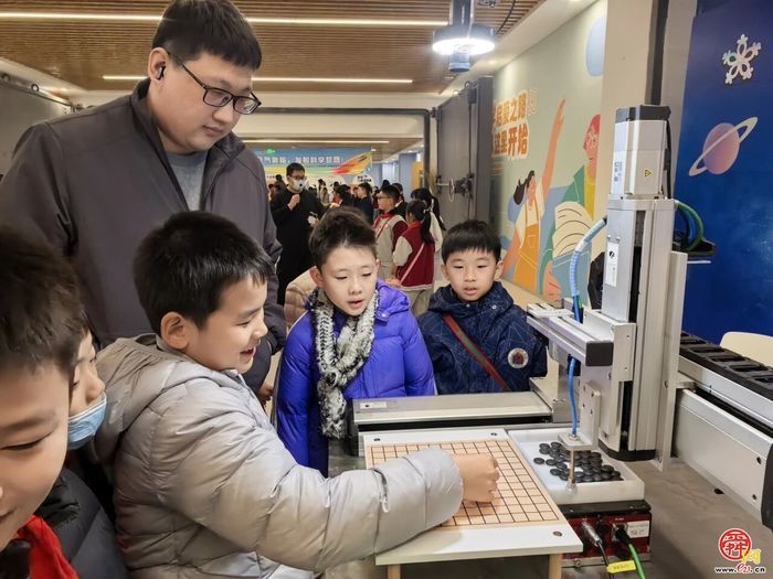 济南高新区东城逸家小学上演五子棋人机对决