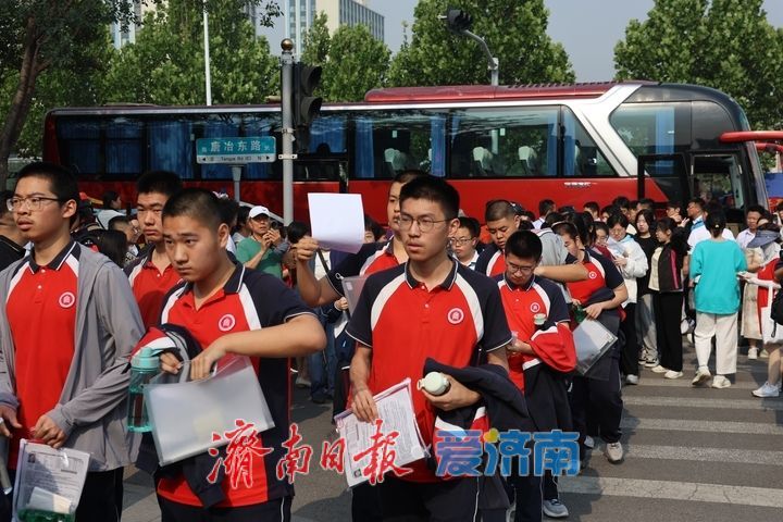 高考首日，济南考生信心满满走进考点