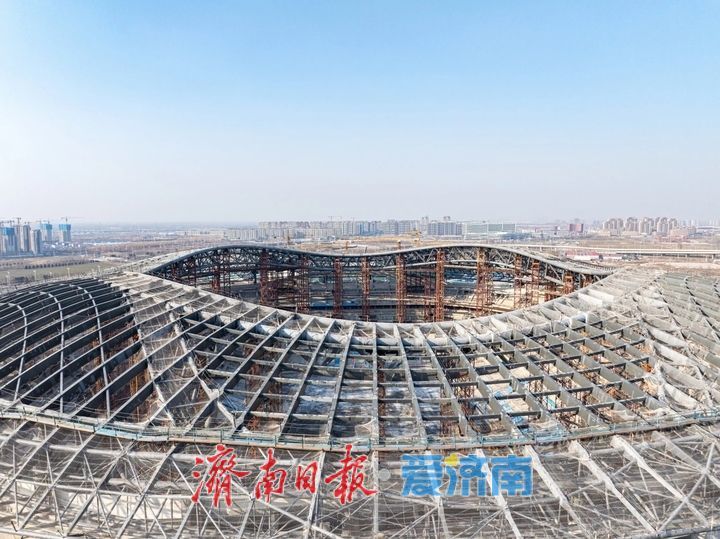 山东首个6万座专业足球场完成钢结构施工，明年底整体竣工