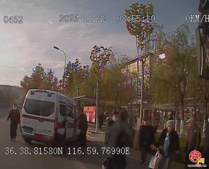 遇到老人摔倒“扶不扶”？ 济南公交这位司机用行动作答