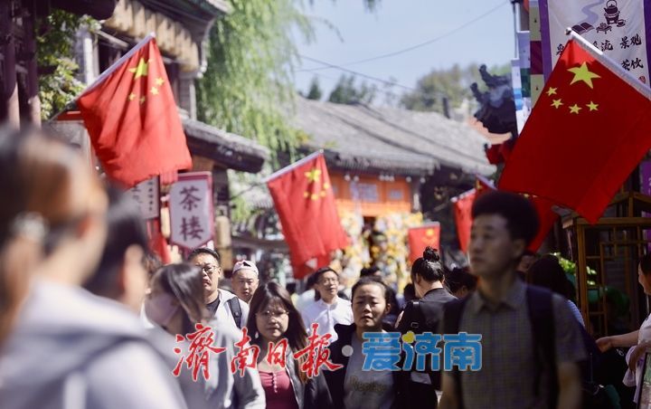 老街国旗飘，曲巷满国风