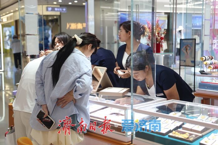 “520”爱意满街巷 浪漫消费热泉城