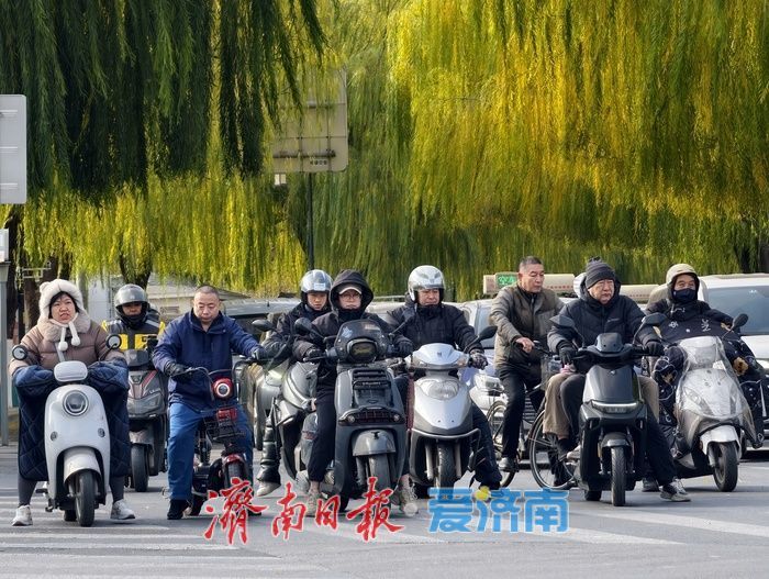 寒潮来袭气温“跳水”，市民“全副武装”出行