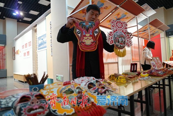 马年侯氏社火脸谱非遗亮相生肖展受热捧
